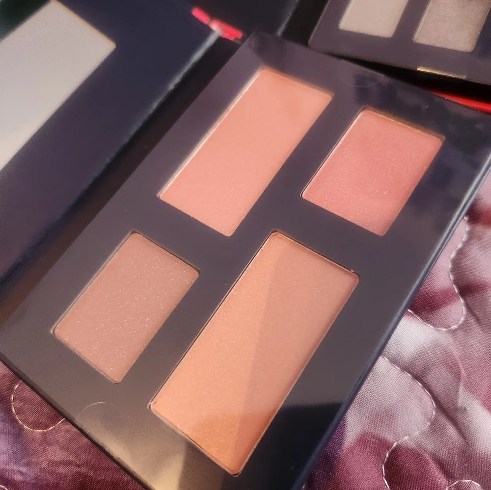 New Avon Iconic Beauty Classic Collection - Picture 8 of 14